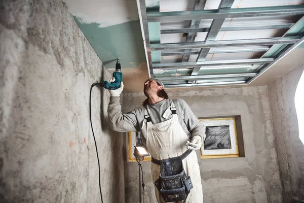 Workman plastering gypsum walls inside the house. — Stock Photo, Image