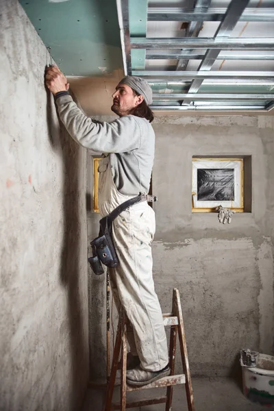 Workman plâtrage murs de gypse à l'intérieur de la maison . — Photo