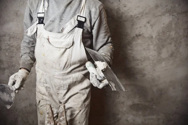 Lavoratore intonaco pareti di gesso all'interno della casa . — Foto Stock