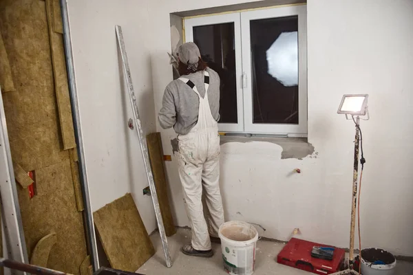 Trabajador enyesando paredes de yeso dentro de la casa . — Foto de Stock