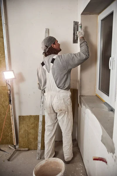 Lavoratore intonaco pareti di gesso all'interno della casa . — Foto Stock