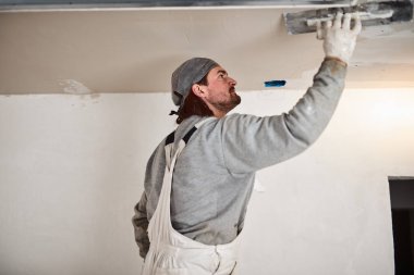 Evin içinde alçı duvarları sıvaişçi.