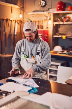 Erkek marangoz bir retro vintage atölyesinde eski ahşap sabitleme.