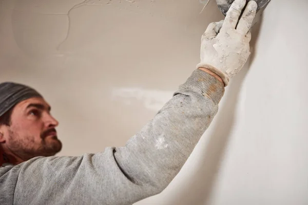 Worksman plastering gypsum walls inside the house. — Stock Photo, Image