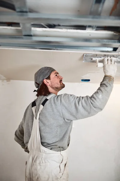 Worksman plastering gypsum walls inside the house. — Stock Photo, Image