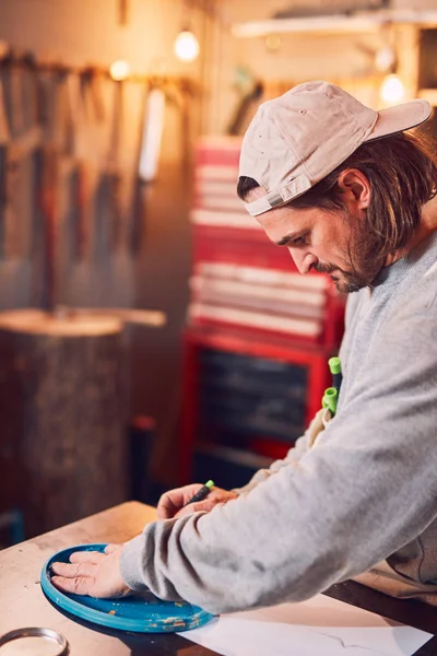 Αρσενικό ξυλουργό που φτιάχνει παλιό ξύλο σε ένα ρετρό vintage εργαστήρι. — Φωτογραφία Αρχείου