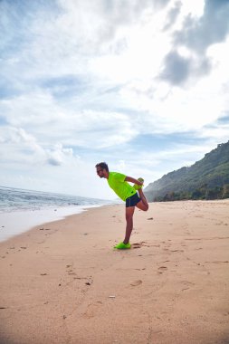 Tropikal kumlu plajda uzanan Sportsman.