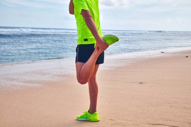 Tropikal kumlu plajda uzanan Sportsman.