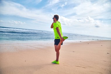 Tropikal kumlu plajda uzanan Sportsman.