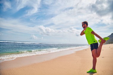 Tropikal kumlu plajda uzanan Sportsman.