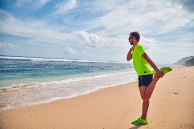 Tropikal kumlu plajda uzanan Sportsman.