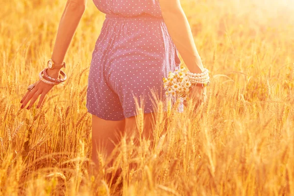 Donna con mazzo di fiori in un campo di grano . — Foto Stock