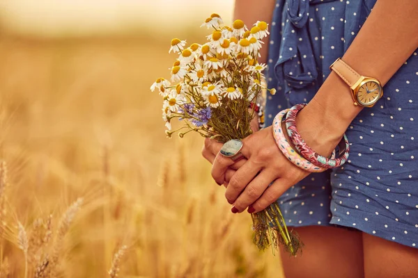 Donna con mazzo di fiori in un campo di grano . — Foto Stock