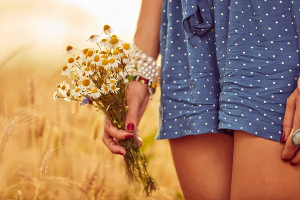 Donna con mazzo di fiori in un campo di grano . — Foto Stock