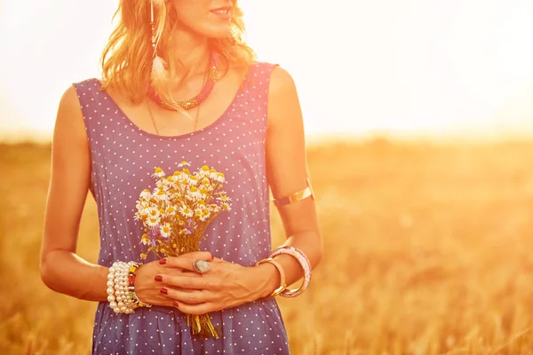 Женщина с букетом цветов на пшеничном поле . — стоковое фото
