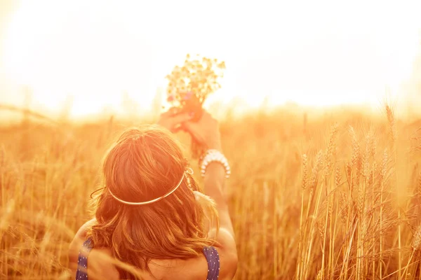 Donna con mazzo di fiori in un campo di grano . — Foto Stock