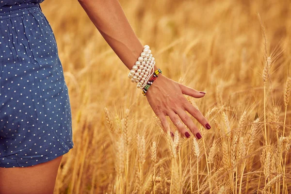 Ragazza godendo in un grano d'oro - campo nell'estate . — Foto Stock