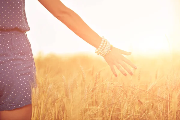 Девушка наслаждается золотой пшеницей - полем летом . — стоковое фото