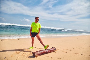 Tropikal kumlu plajda uzanan Sportsman.
