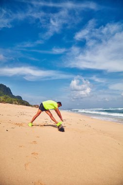 Tropikal kumlu plajda uzanan Sportsman.
