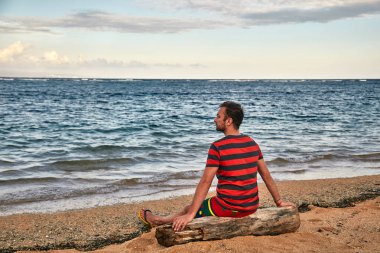 Adam ıssız bir tropikal plajda zevk.