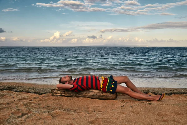 Mann genießt an einem einsamen tropischen Strand. — Stockfoto