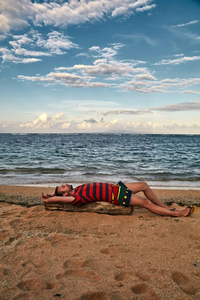 Hombre disfrutando en una playa tropical desierta . — Foto de Stock
