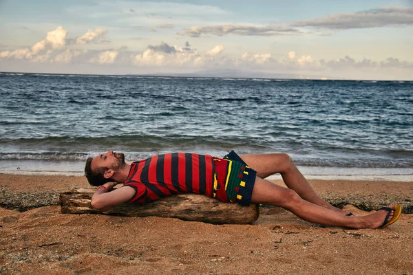 さびれた熱帯のビーチで楽しむ男. — ストック写真