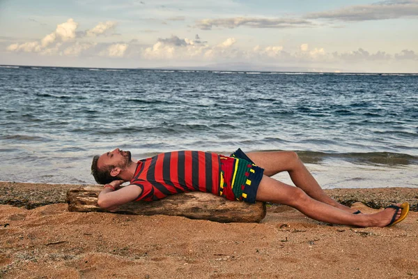 さびれた熱帯のビーチで楽しむ男. — ストック写真