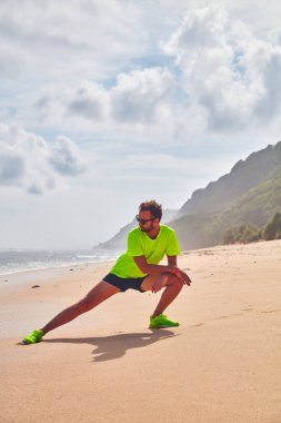 Tropikal kumlu plajda uzanan Sportsman.
