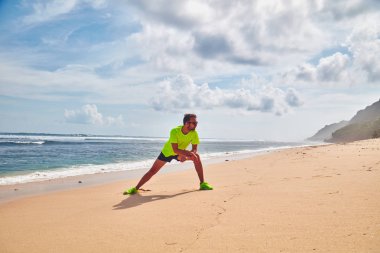 Tropikal kumlu plajda uzanan Sportsman.
