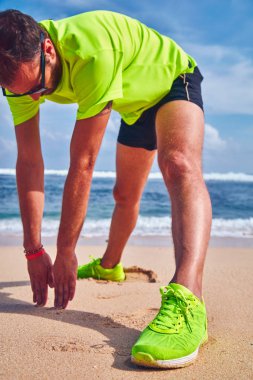Tropikal kumlu plajda uzanan Sportsman.