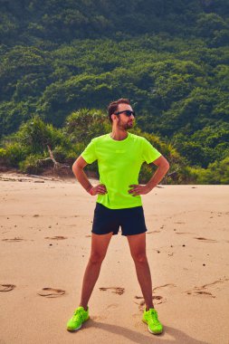 Tropikal kumlu plajda uzanan Sportsman.