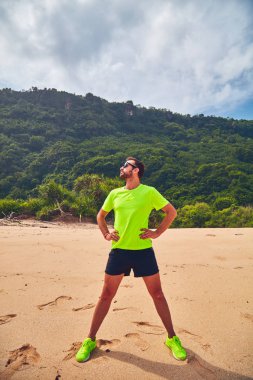 Tropikal kumlu plajda uzanan Sportsman.