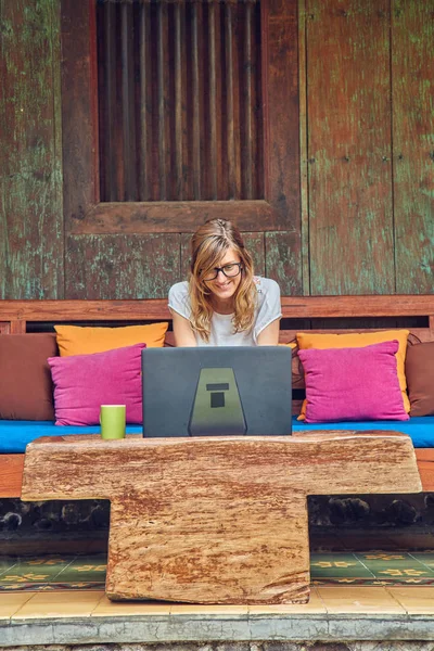 Freelancer trabalhando on-line no alpendre em casa no verão . — Fotografia de Stock