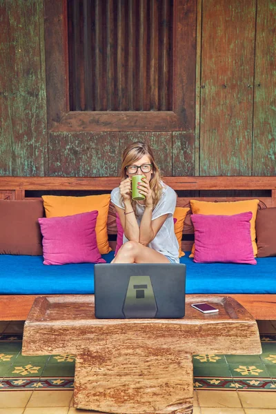 Freelancer travaillant en ligne sur le porche de la maison en été . — Photo