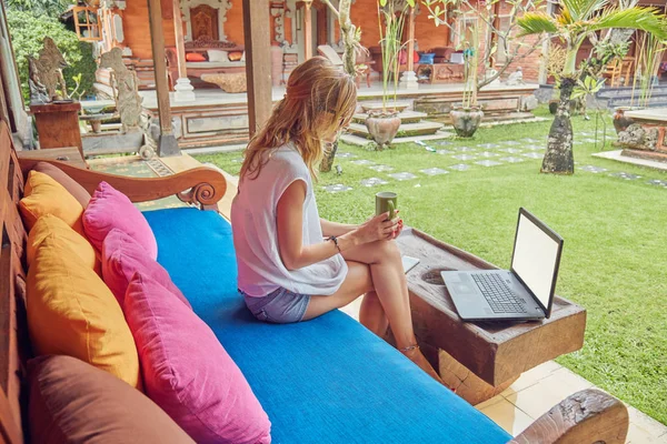 Freelancer travaillant en ligne sur le porche de la maison en été . — Photo