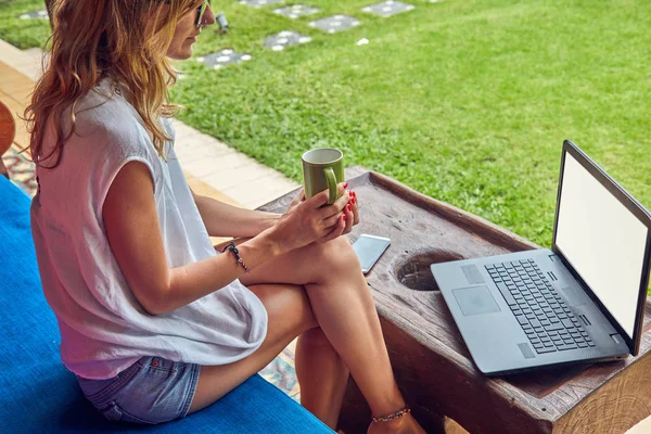 Freelancer trabajando en línea en el porche de casa en verano . — Foto de Stock