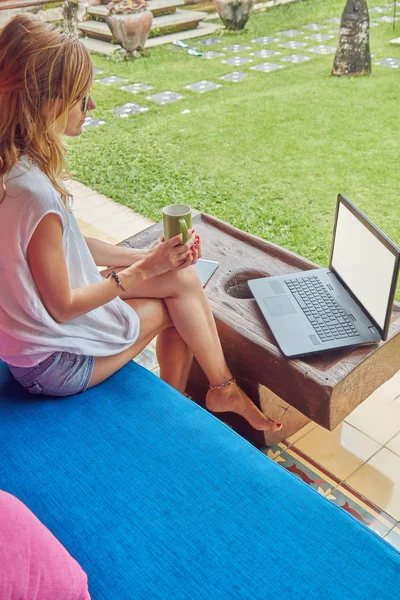 Freelancer trabajando en línea en el porche de casa en verano . — Foto de Stock