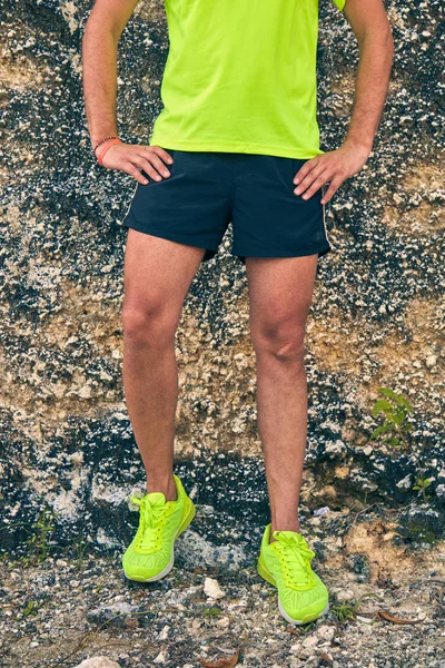 Deportista posando frente a un acantilado en el período veraniego . — Foto de Stock