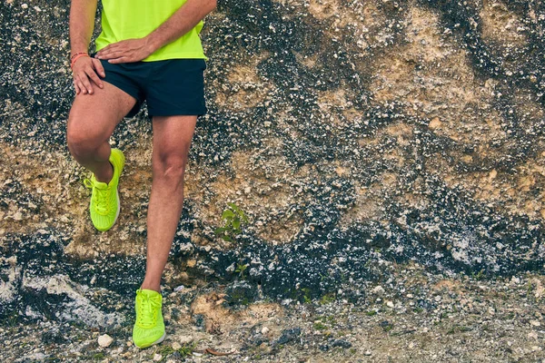 Deportista posando frente a un acantilado en el período veraniego . — Foto de Stock