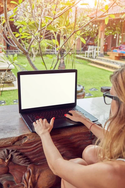 Дівчина використовує ноутбук на домашньому ганку / терасі . — стокове фото