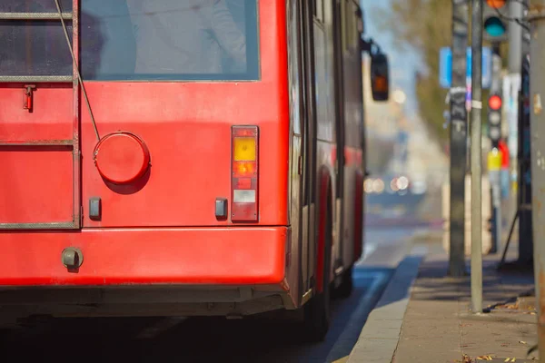 Trasporto pubblico / autobus in un ambiente urbano sulla strada . — Foto Stock