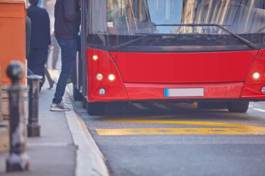 Cadde üzerinde kentsel çevrede toplu taşıma/otobüs.