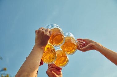 Gençlerin bir grup zevk ve açık havada bira tezahürat.