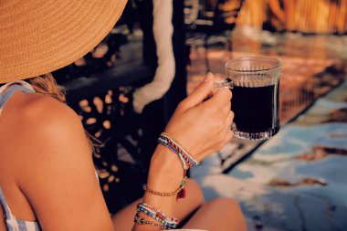 Bir yüzme havuzu güverte salonda yatarken cep telefonu kullanarak kız 