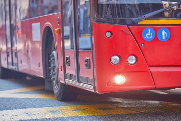 Transporte público / autobús en el entorno urbano en la calle . — Foto de Stock