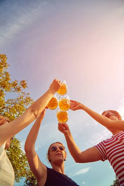 Gençlerin bir grup zevk ve açık havada bira tezahürat.