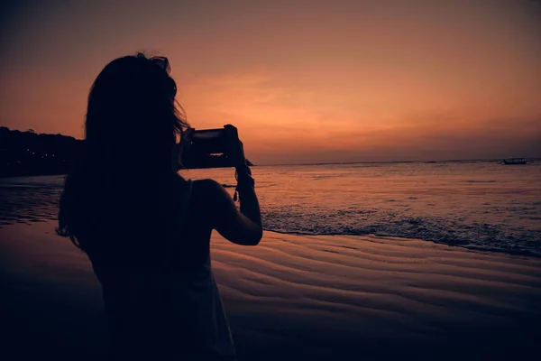 Tropik okyanus sahilinde cep telefonu kullanan kadın. — Stok fotoğraf