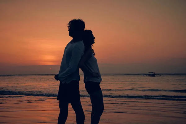 Silhueta de uma menina no pôr do sol / nascer do sol tempo sobre o oceano . — Fotografia de Stock